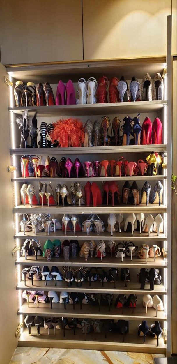 首先映入眼帘的是摆满一整面墙的鞋柜,里面各式各样的高跟鞋琳琅满目
