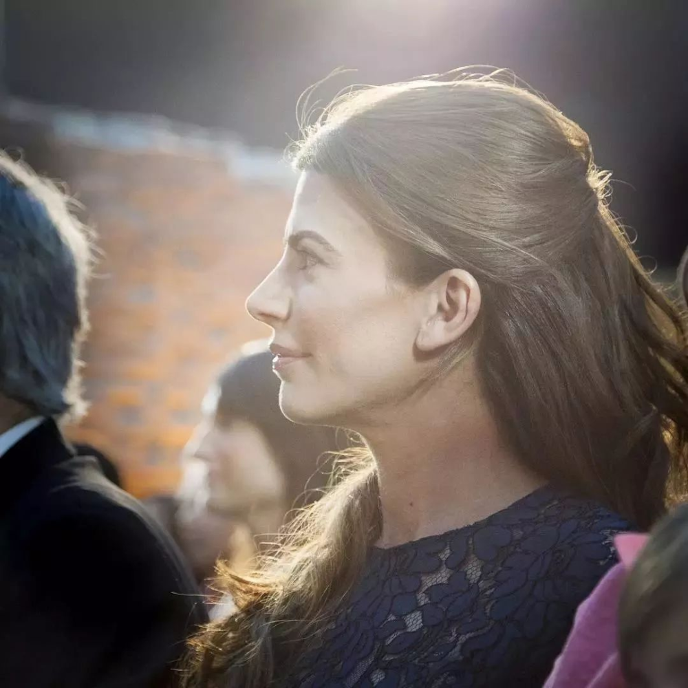 比如说汉武帝的生母王娡,罗马第一皇帝屋大维的第二任妻子利维亚,都是