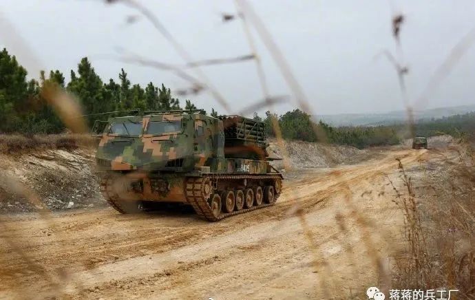 phz-11式火箭炮玩变脸,二代通用底盘性能不错,但改得越来越难看_腾讯
