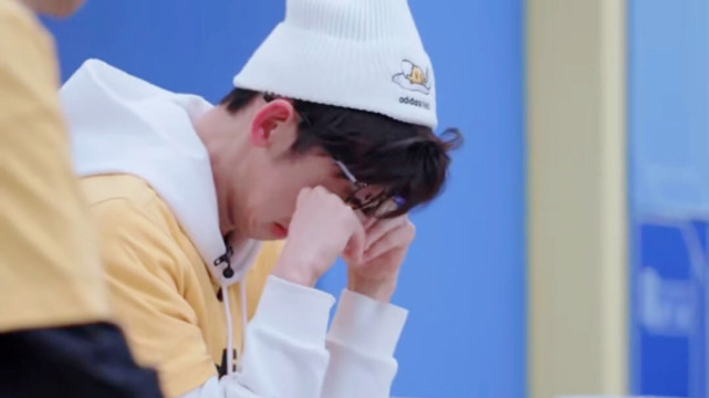 唐九洲因为连续两轮没有选到团队想要的歌而自责忍不住崩溃落泪了