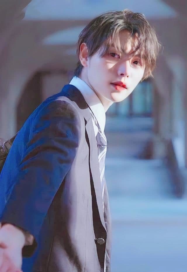 肖宇梁休闲穿搭,甚为帅气,感受到了时尚与颜值的超