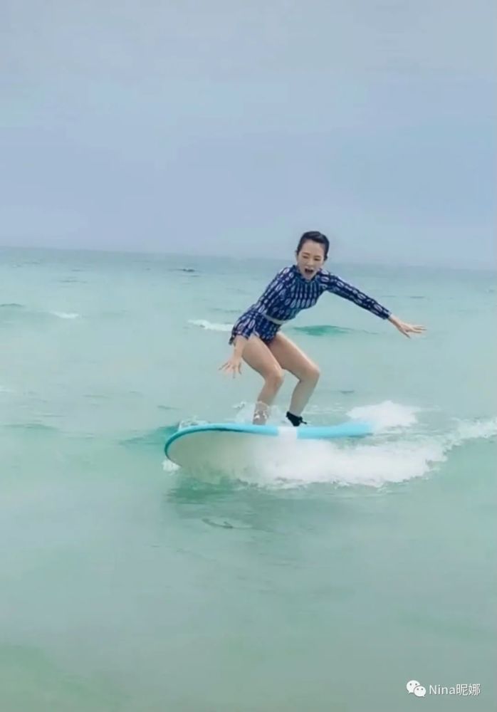章子怡海边度假,穿露脐泳衣冲浪秀身材,42岁还有少女身段_腾讯新闻