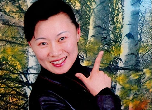 她搭档宋小宝走红嫁给赵本山最帅徒弟今夫妻两人同框像两代人