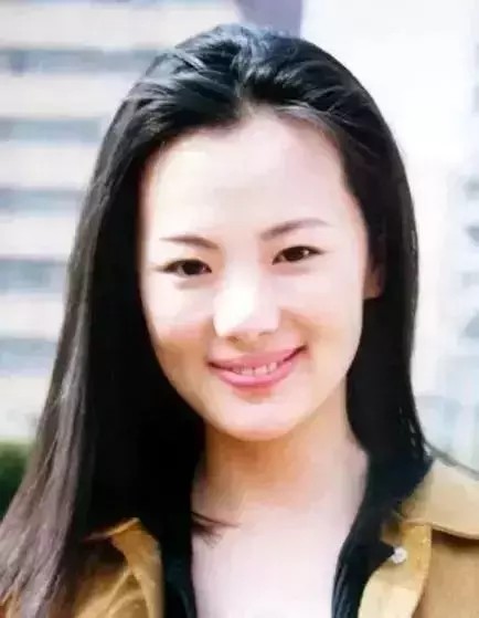 她是中国首个柏林"影后",陪伴陈道明8年,嫁王菲初恋恩爱25年