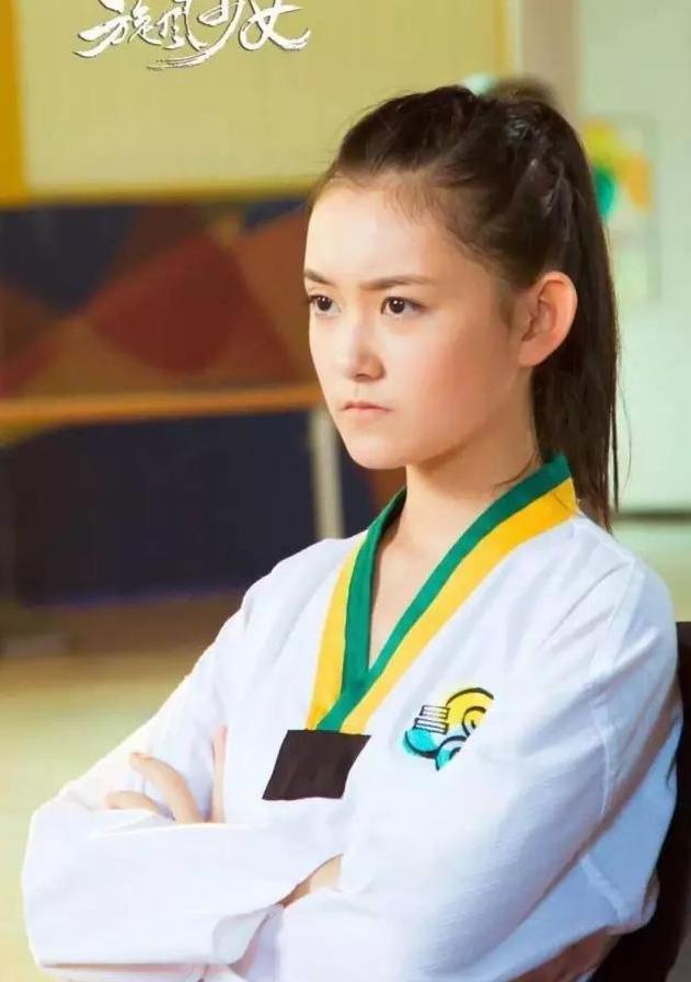 有一种低调叫蒋依依自我介绍,仅仅两字说明一切,网友:活该她火