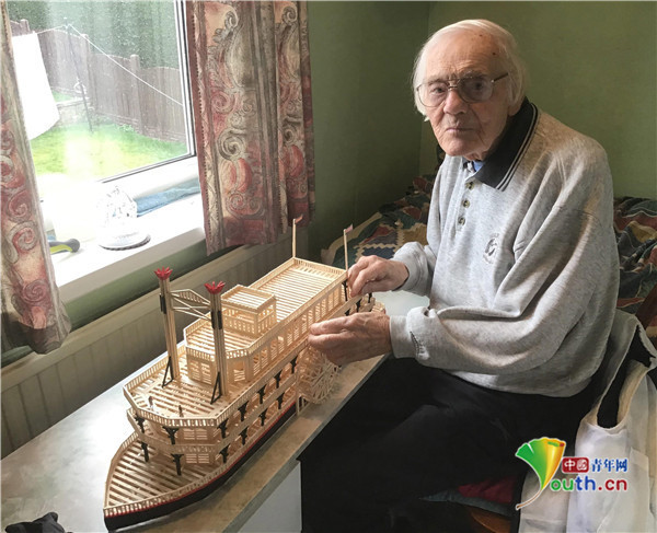 英国老人创造力十足用火柴棍搭建世界名胜