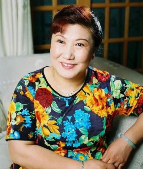 高秀敏离世15年,葬礼上没流一滴泪的女儿,靠着遗产挥霍度日?_腾讯新闻