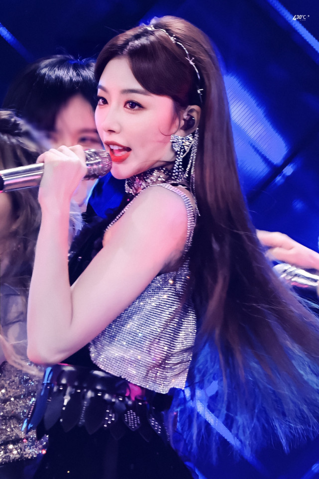 孔雪儿210311舞台造型,黑色亮片裙搭配精致妆容,一上舞台就光芒四射