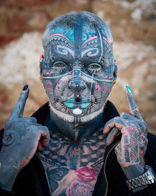 眼球上也有,还植入磁性金属:另一个自我|纹身|德国_社会