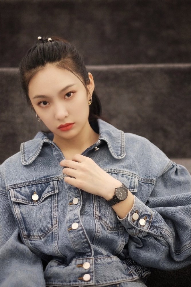 王可如一身磨白牛仔套装英姿飒爽红唇高马尾青春靓丽气场十足