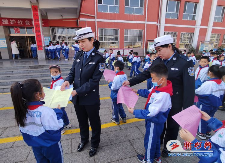 河曲交警开学第一课守护学生平安行