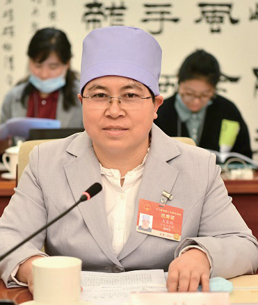 马慧娟全国人大代表,来自宁夏红寺堡区的"拇指"作家马慧娟今年的议案