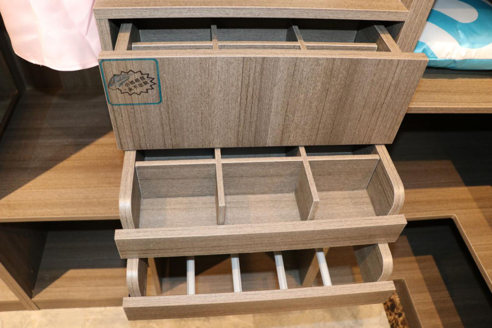 家里装修定制衣柜,除了要考虑外观颜值之外,还要考虑品质与实用性