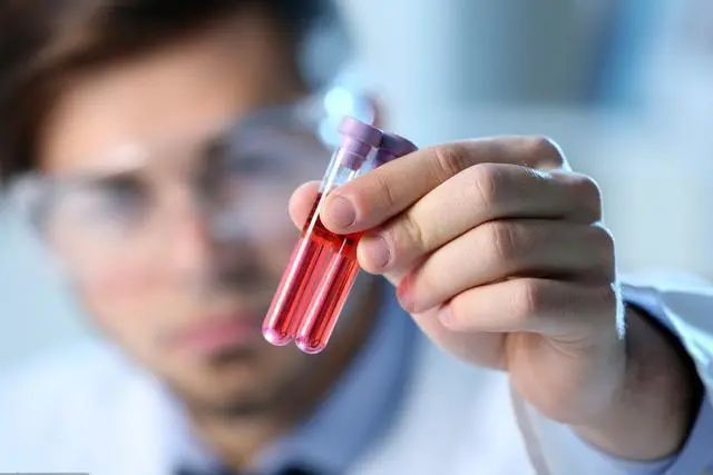 老人|62岁老人持续高热不退，医生告知原因，五个子女没人敢靠近！