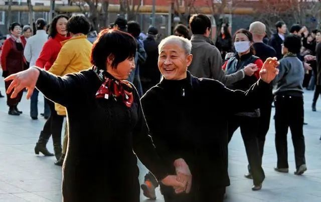 老人|62岁老人持续高热不退，医生告知原因，五个子女没人敢靠近！