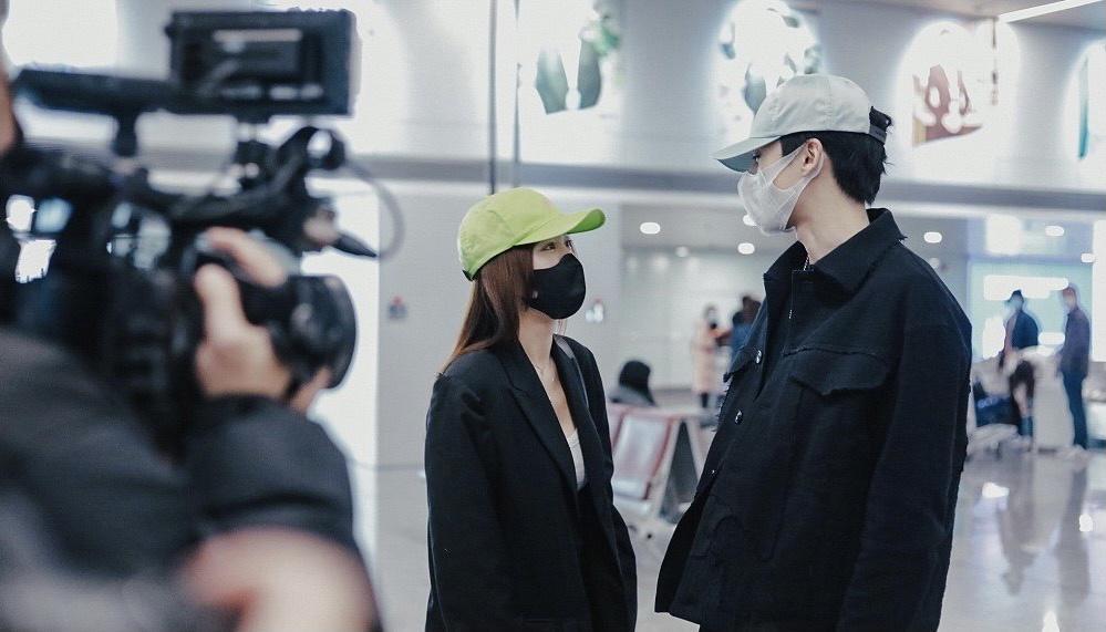 王鹤棣秦岚假戏真做?机场毫不避讳亲密接机,又是一对年下姐弟恋