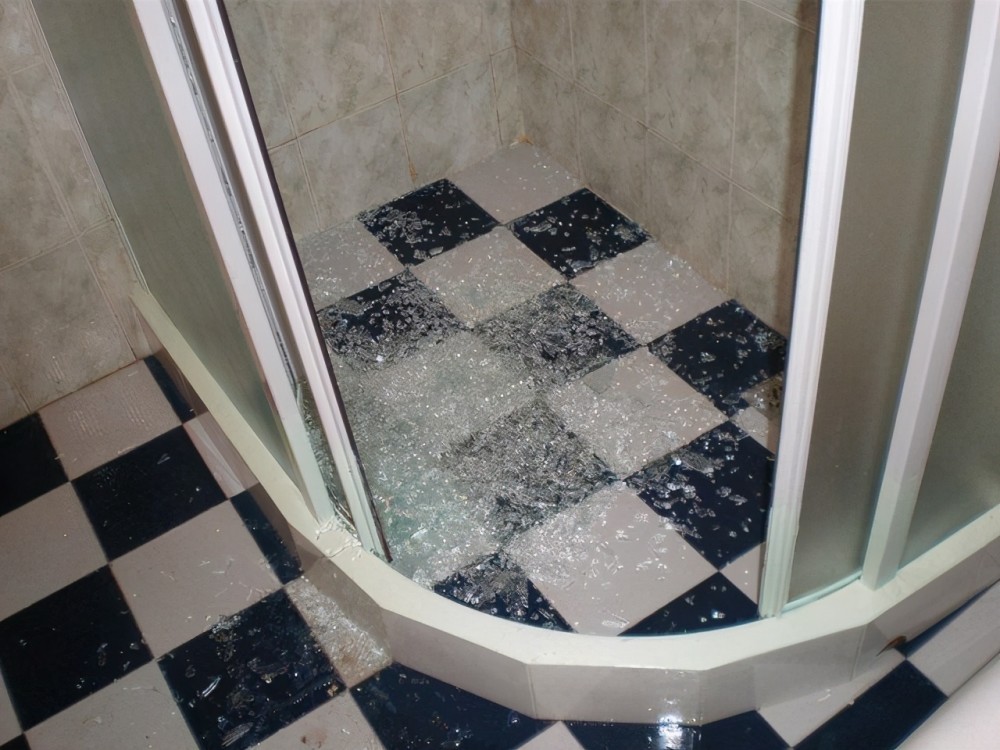 淋浴房玻璃自爆不是偶然!听专家一说完,才知很多人拿生命洗澡