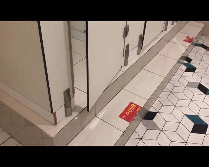 小姑娘在商场里上厕所,刚蹲下,就发现一个手机对着她._腾讯新闻