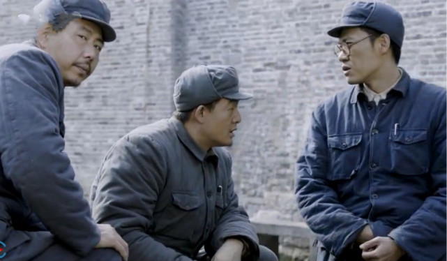 身材,菜青色的瘦脸上长着一个又高又大的鹰钩鼻子和一双圆圆的鹞子眼