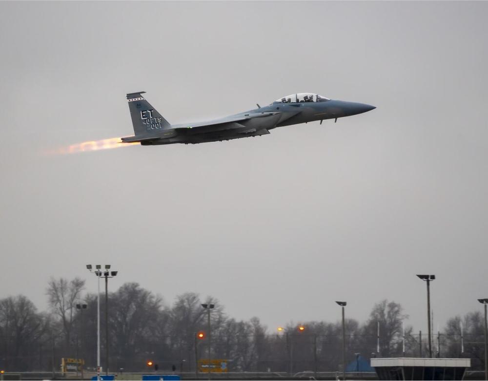 距離首飛才剛過一個多月 首架f-15ex戰鬥機正式交付美軍