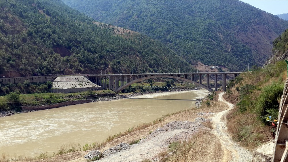 搬遷的庫區移民,按照功果橋水電站大壩水位高度設計建設的移民新村