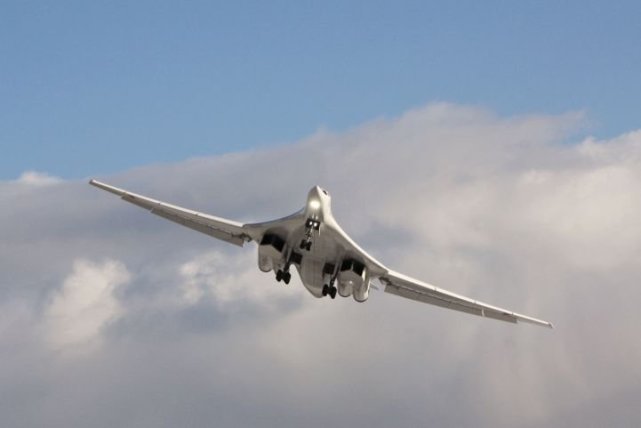 首架改进型图160轰炸机进行测试