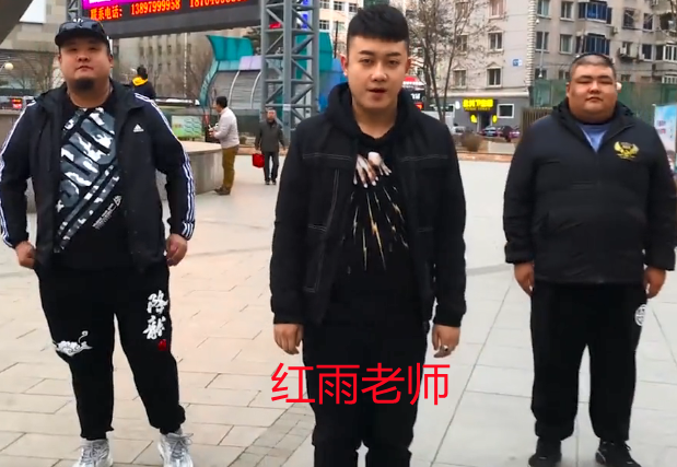 泡泡龙的同事红雨老师突然发了一条讣告,说29岁的泡泡龙为了拍摄反