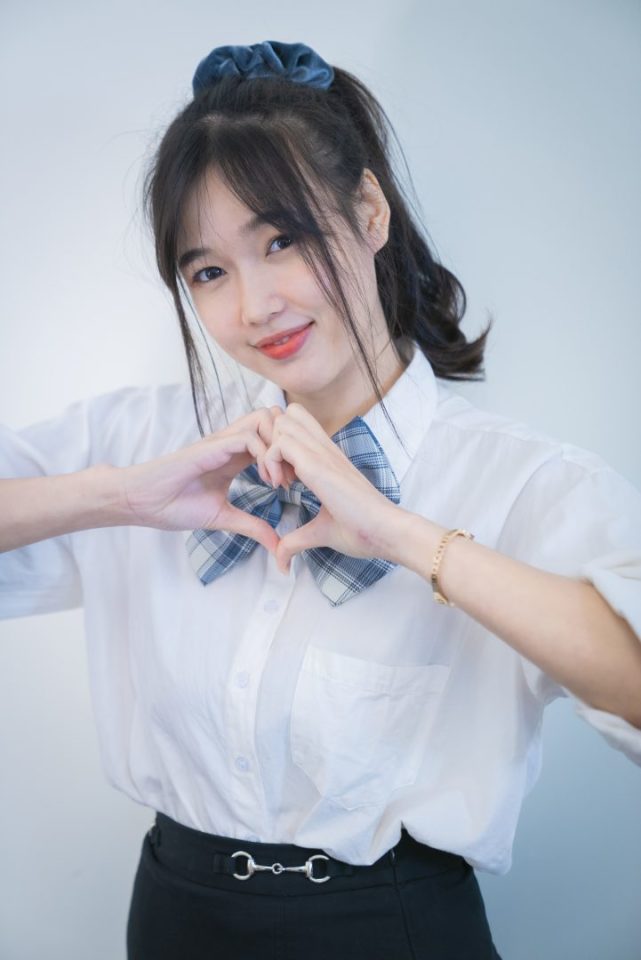 这位在短视频平台走红的泰国女生名叫noot mahamad,中文名叫小怒,是