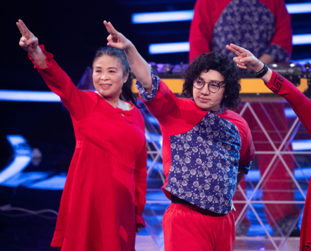 节目里还有王祖蓝,也是观众很喜欢的一位嘉宾,王祖蓝每次的模仿秀都很