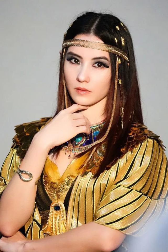 张柏芝又现新造型,穿金色长裙变"埃及女王",冷艳气质令人心动