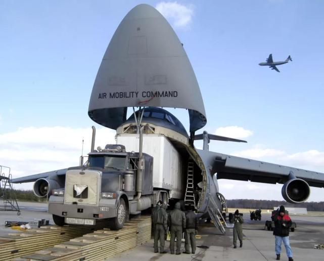 在運輸機領域,聞名世界的就是c-5運輸機,該運輸機由美國洛克希德公司