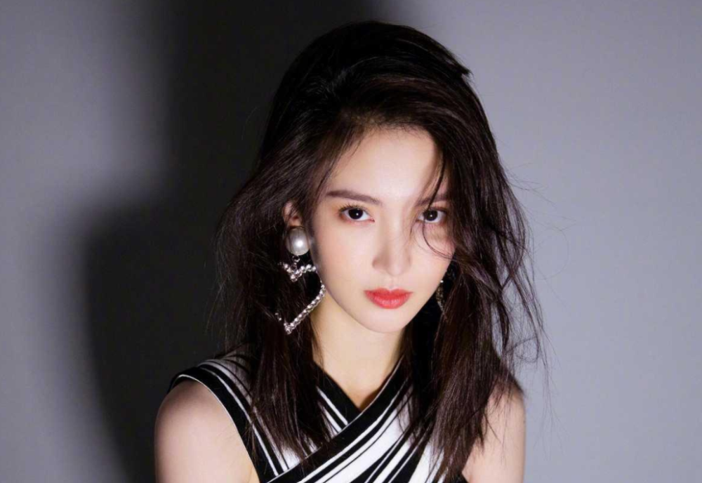 滤镜下的金晨颜值曝光,身穿吊带裙文艺感十足,这皮肤太真实了