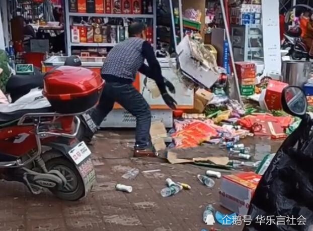 河南一男子酒后砸店铺,路人围观没人阻拦,原来是砸自家店,原因心酸