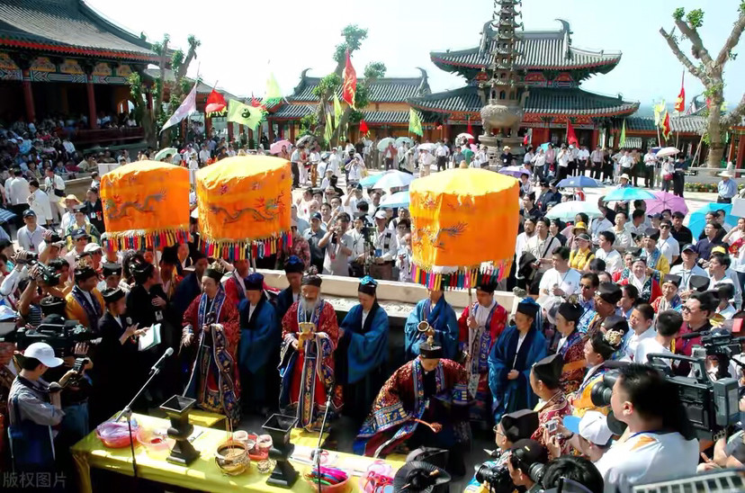 神秘的宗教开光仪式,真的能赋予吉祥物灵气吗?_腾讯新闻