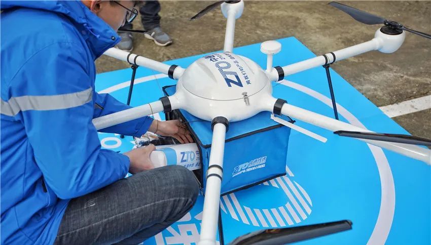 无人机送快递!还要翻山越岭……_腾讯新闻