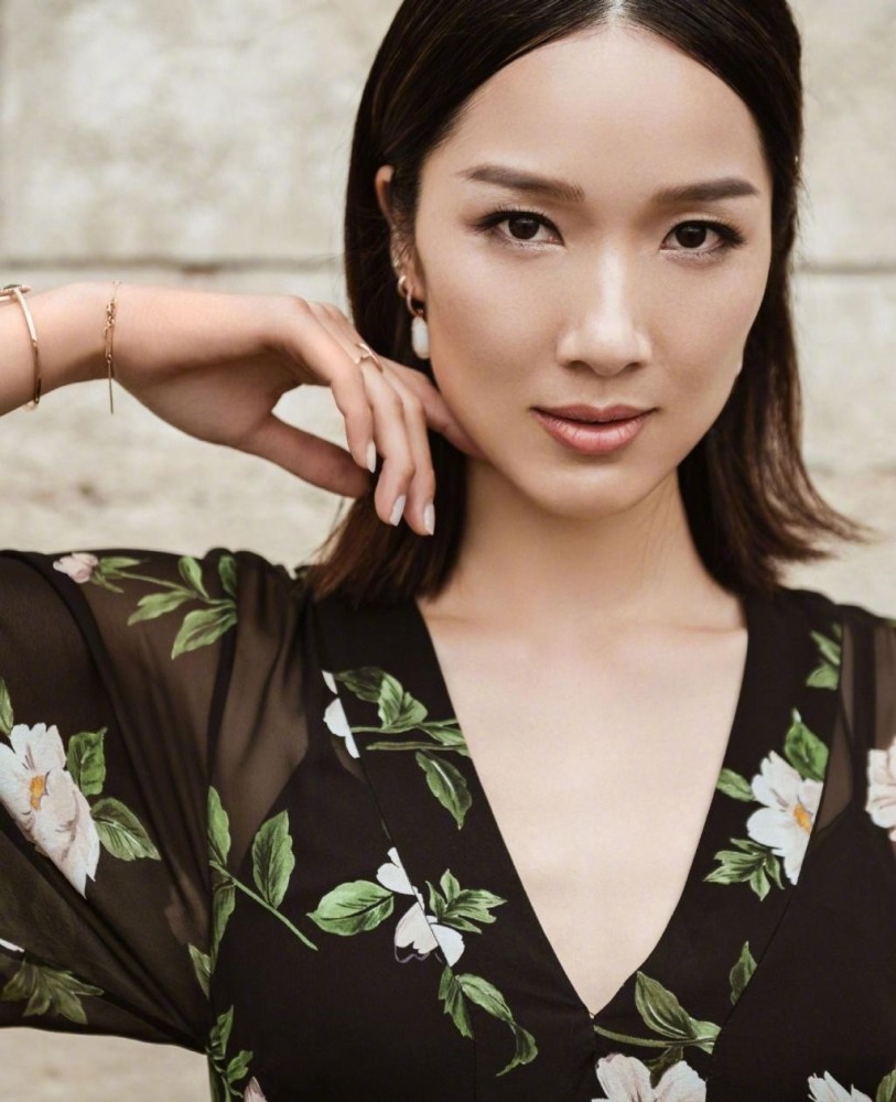 王祖蓝真会挑媳妇,李亚男化淡妆都好美,怪不得俩女儿都这么可爱