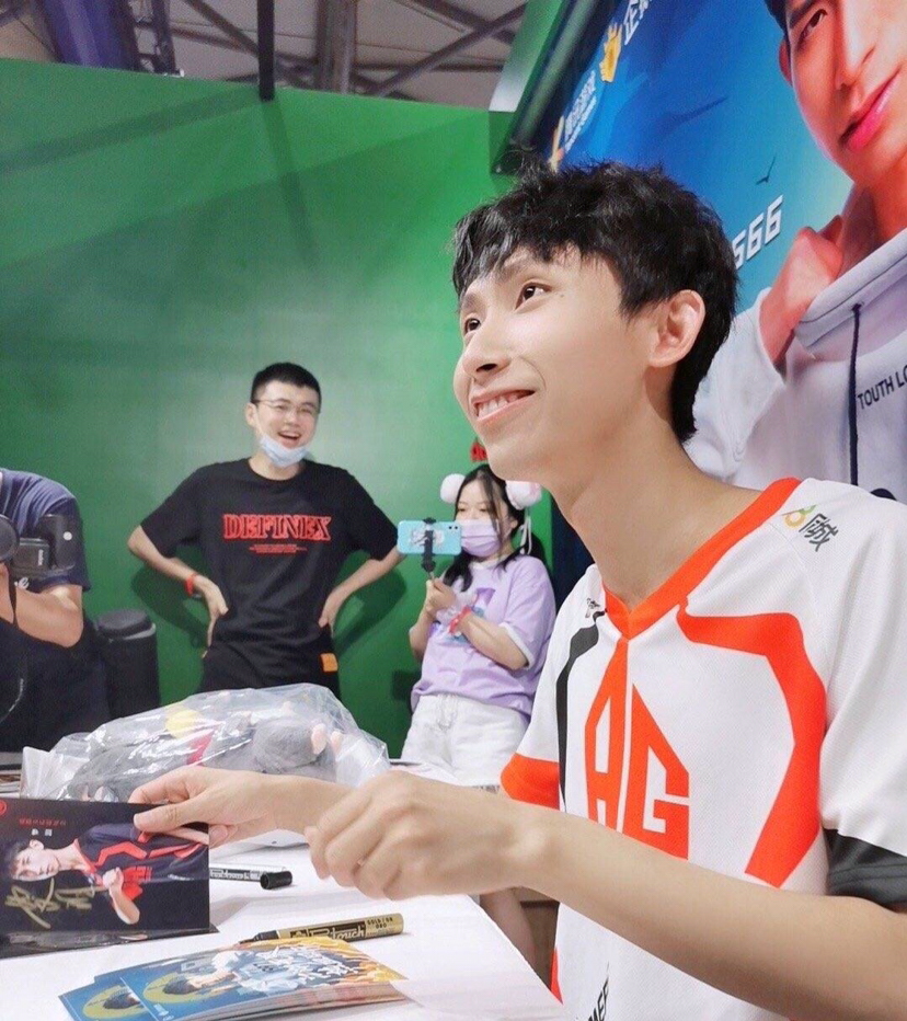 梦泪开职业大号撩妹被女粉疯狂表白后梦嫂一句话让他秒怂