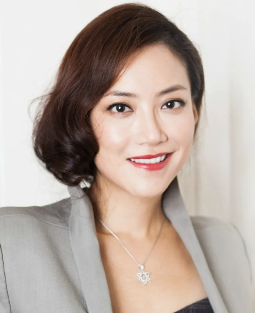 2010年,霍汶希遇到了利建集团的总裁贺丹青,两人相见恨晚,开始相恋.