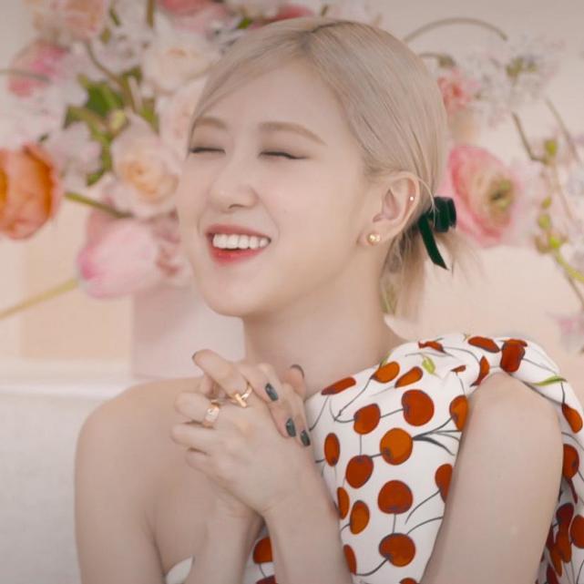 blackpink朴彩英直播穿樱桃裙白到反光新歌不达预期惹粉丝失望