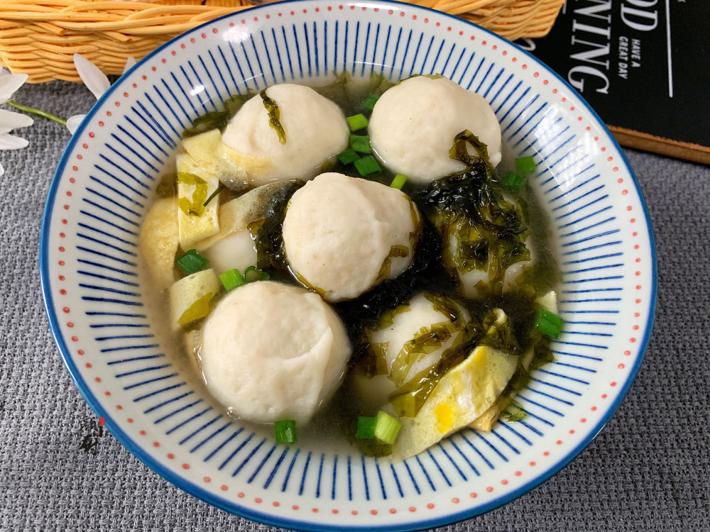 今天就给大家分享一道鱼丸汤好吃的做法,紫菜鱼丸汤,肉质鲜美q弹,既
