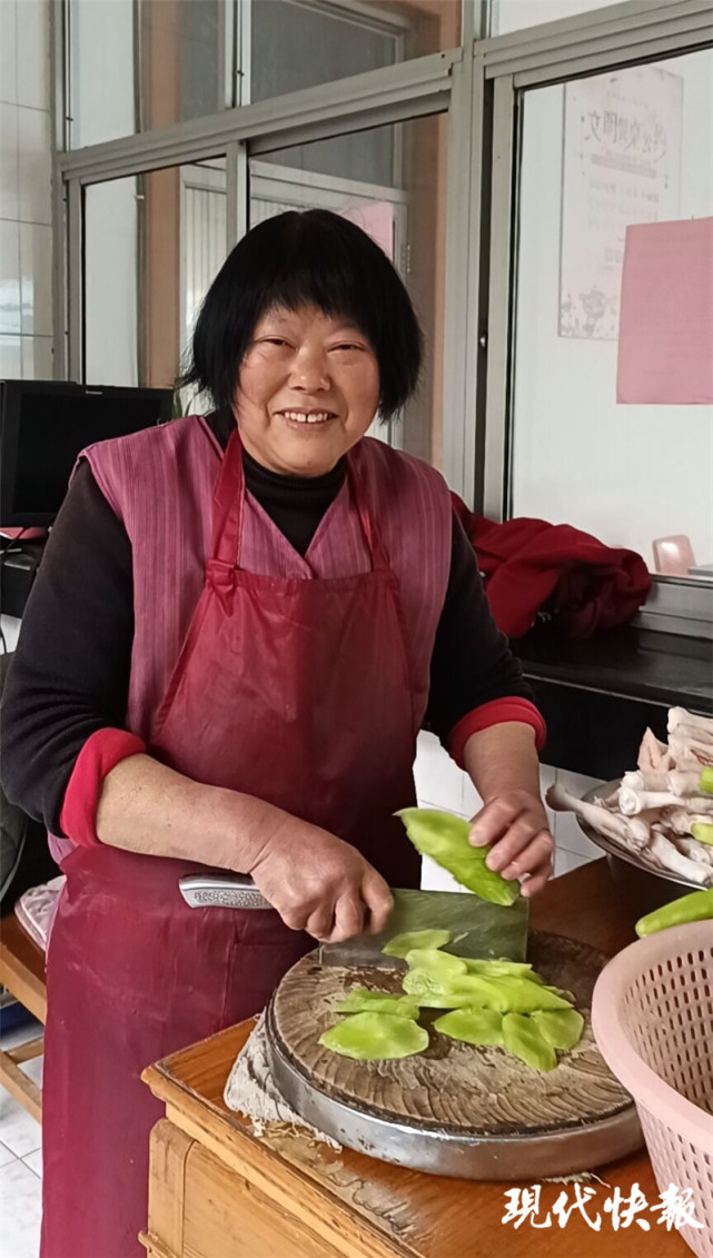 16岁女孩跳河多亏遇到捕鱼大妈和冬泳大叔