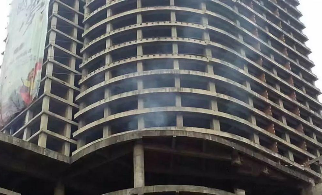 占据城市黄金地段,长达20年烂尾路|昆明|地段|大厦|烂尾楼|云南|黄金