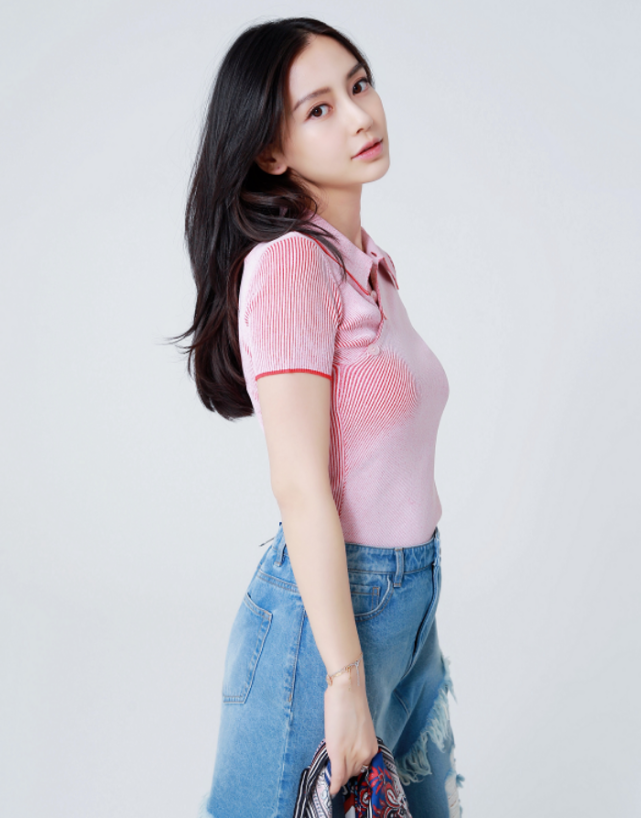 32岁杨颖又来"装嫩",穿粉色针织衫就算了,还学00后穿双层牛仔裤