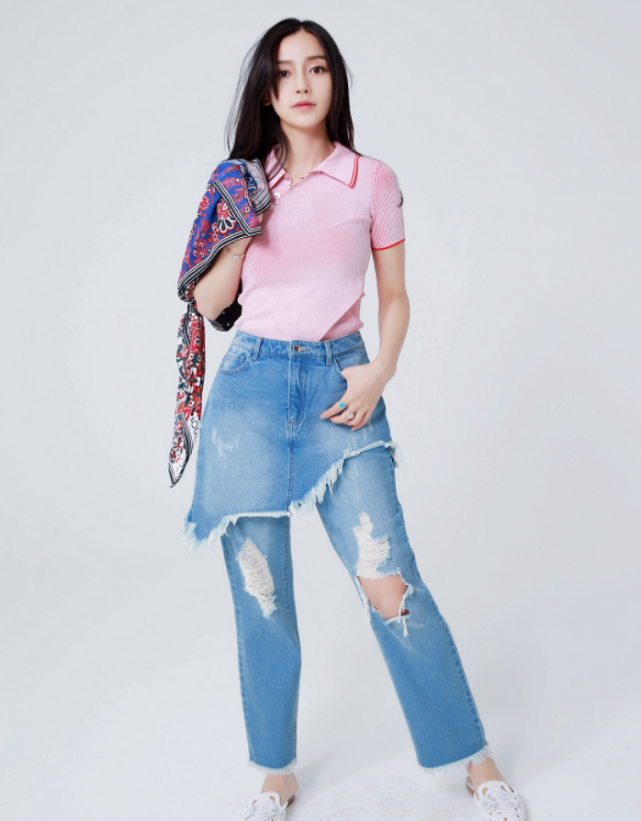 32岁杨颖又来"装嫩",穿粉色针织衫就算了,还学00后穿双层牛仔裤