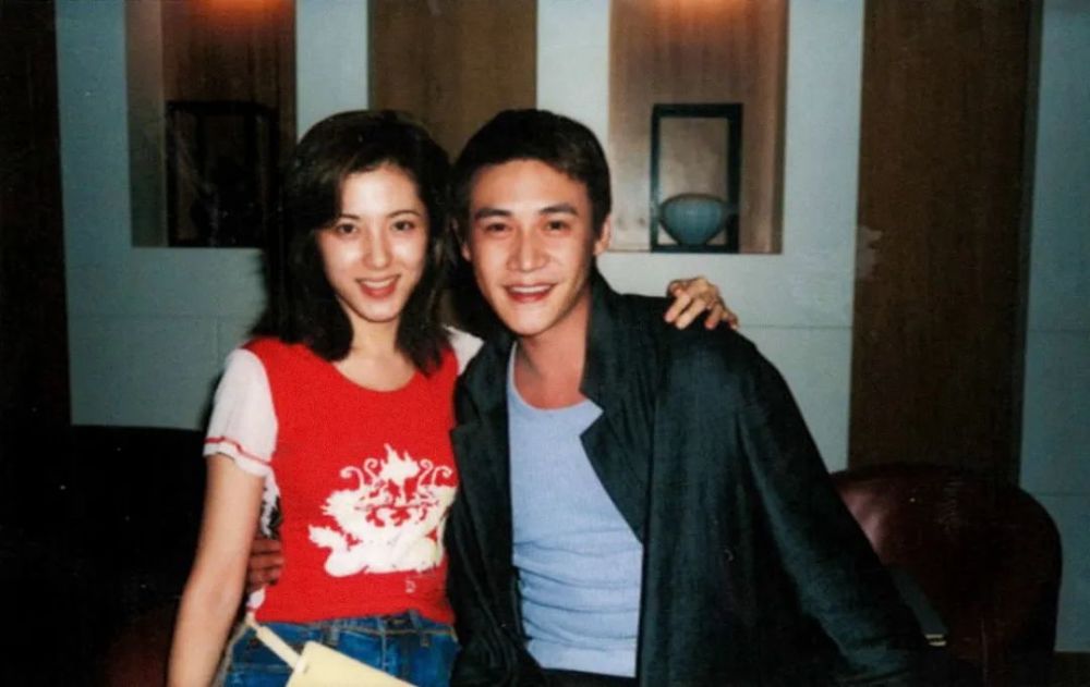 她谈恋爱了,男朋友是她们班的班长牛青峰.