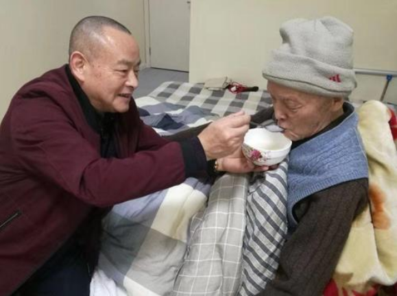 68歲老人向90歲父親哭訴:爸,您活著對我來說就是一種折磨