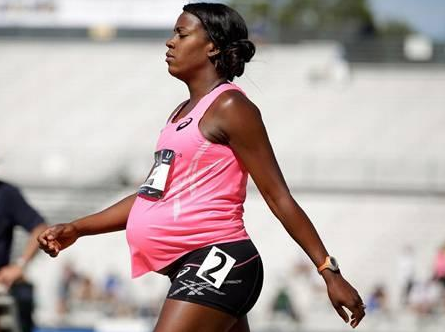 8岁田径运动员怀孕34周,挺着肚子跑完800米,全场起立为她鼓掌_腾讯