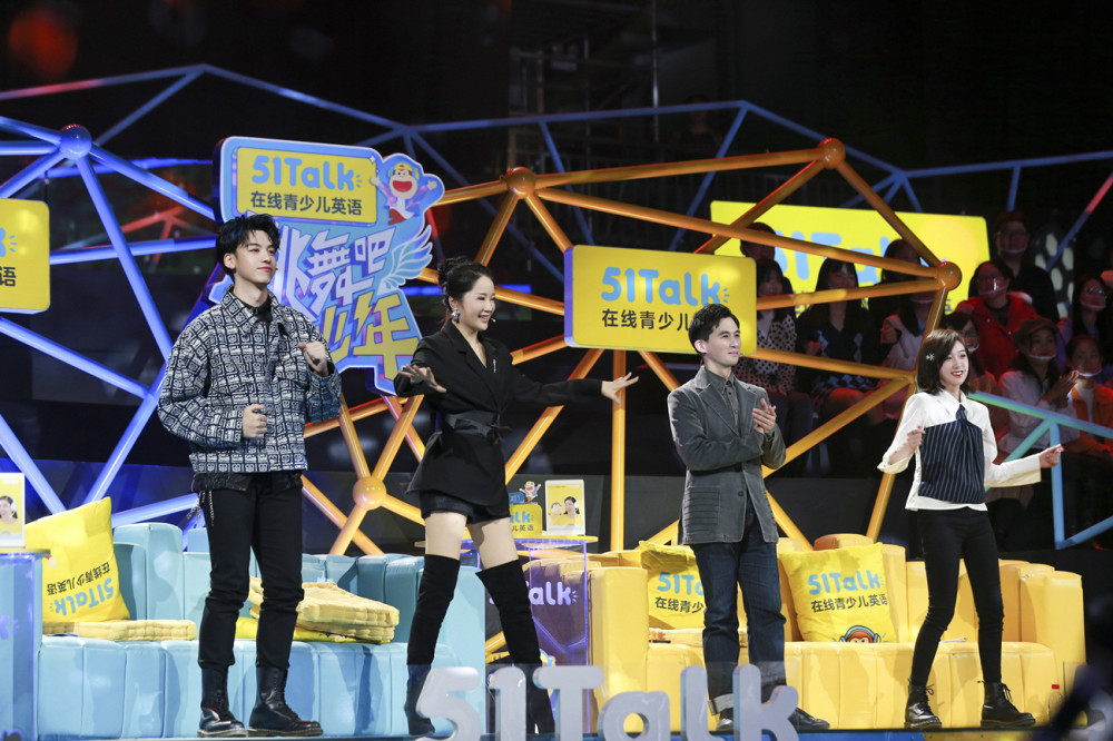 他今天和徒弟郭佳佳合作带来一支街舞《街头玩家》