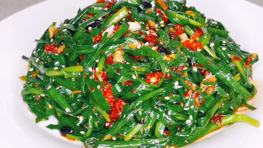 【凉拌韭菜】一,食材:韭菜1把,干辣椒3个,姜1块,大蒜3瓣,老干妈1勺