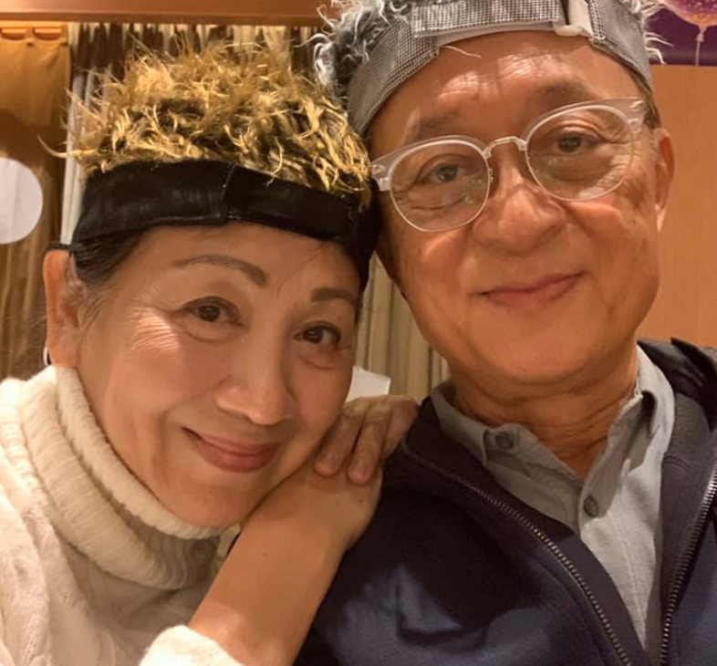 余安安家中设宴做一桌子好菜招待好友鲍起静夫妇同框秀恩爱